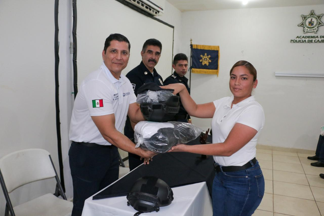 Entregan uniformes a cadetes de la academia de policía municipal - RTN ...